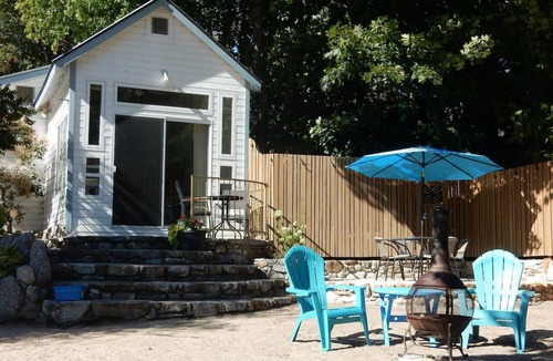Nelson Cabin | Beautiful Beach front cottage near Nelson, BC