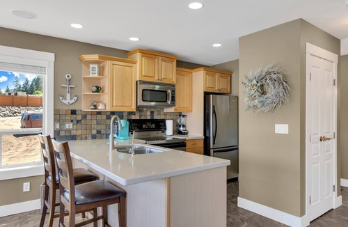 Central Okanagan Cottage | Beautiful Beach Vibe Lake Cottage, Spectacular View, Big Deck & Private Hot Tub