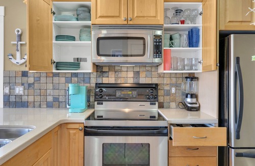 Central Okanagan Cottage | Beautiful Beach Vibe Lake Cottage, Spectacular View, Big Deck & Private Hot Tub