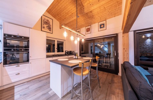 Les Carroz-d'Araches Ski Chalet | Beautiful chalet - great location close to piste, gondola and town - hot tub