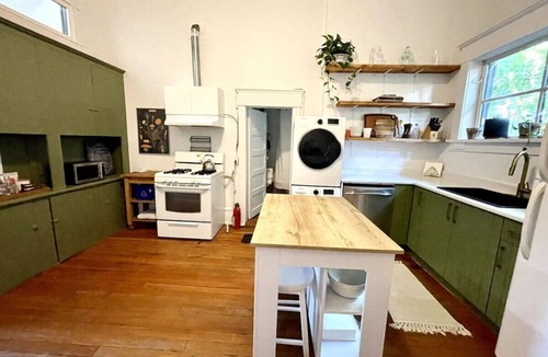 Marpole Apartment | BEAUtifuL Charming high-ceiling Home in Vancouver