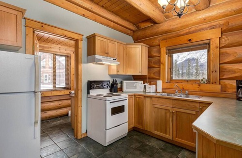 Golden Ski Chalet | Beautiful Cottage In The Heart Of The Rockies