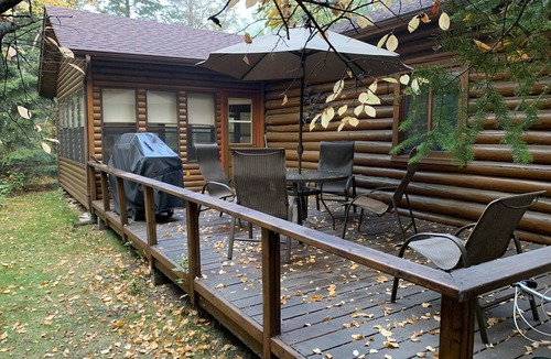 Victoria Beach Cottage | Beautiful cozy log cabin