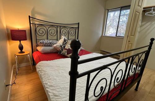 Fleetwood House | Beautiful Cozy Private Room in Surrey (60% Off- Year End Discount)