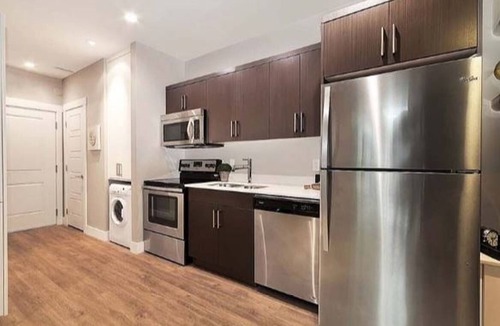 Downtown Kelowna Apartment | BEAUTIFUL Downtown Kelowna Modern Bachelor with FREE Gated Parking & View!