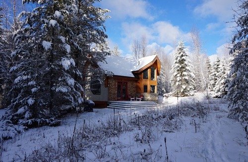 Golden Ski Chalet | Beautiful eco-building in the heart of the Rocky mountains. All modern amenities