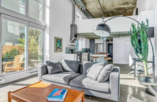 Downtown Eastside Condo | Beautiful Gastown Loft