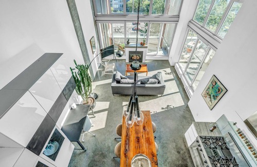 Downtown Eastside Condo | Beautiful Gastown Loft