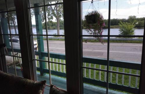 Downtown Gatineau House | Beautiful Guest Home Riverfront Retreat 15 Min to Ottawa