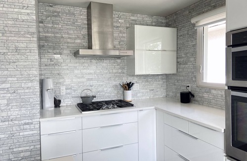 Southwest Calgary House | Beautiful house close to DT, Chefs kitchen, & private yard