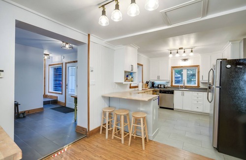 Baysville Cottage | Beautiful Lake of Bays Cottage w/310' Private Shoreline & All Day Sun!