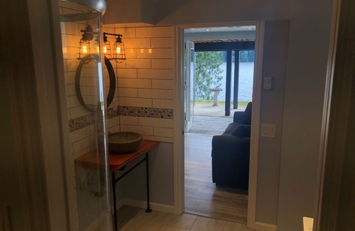 Youbou Apartment | Beautiful Lakefront Private Suite on Lake Cowichan - Sleeps 5