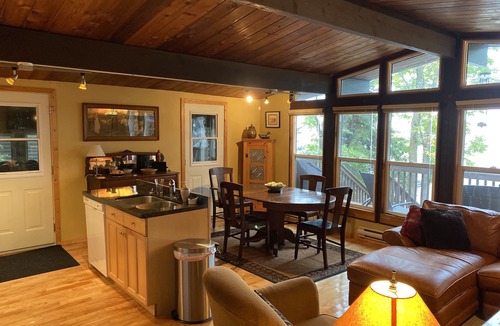 Beaconia Cottage | Beautiful lakefront cottage 1 hr North of Winnipeg