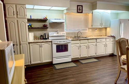 Dunchurch Cottage | Beautiful lakefront cottage with sandy beach & private dock