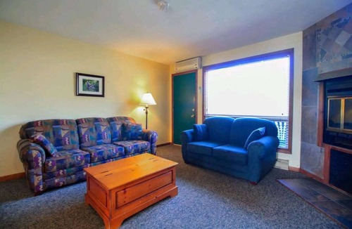 Seguin Cabin | Beautiful Lakefront Inn Suites