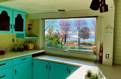 Ajax Cottage | Beautiful Lakeview Cottage on the Beach