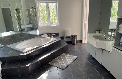 Fabreville House | Beautiful, large 4-bedroom, 2-bathroom home in Laval.