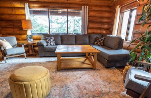 Tappen Cabin | Beautiful Log Cabin in the woods, quick drive to Shuswap Lake