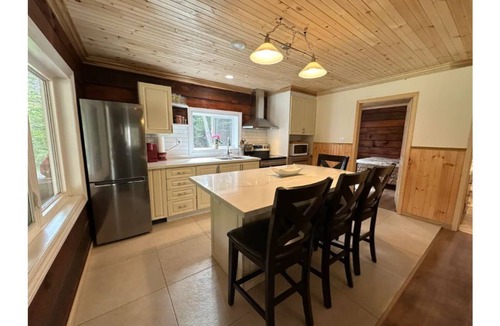 Kearney Cabin | Beautiful Log Cabin with Sauna, BBQ & Firepit nearby Algonquin & Arrowhead Park!