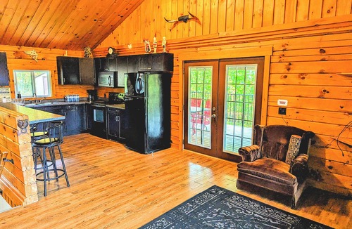 Weslemkoon Cottage | Beautiful Log Home + XL BUNKIE by Weslmkoon lake