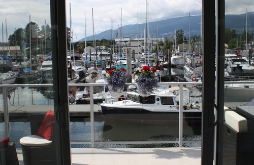 Lower Lonsdale Boat Rental | Beautiful, Luxurious, Romantic & Oceanfront Blue Wolf Float Home