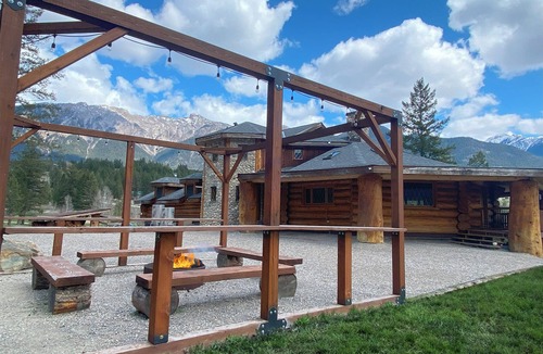 East Kootenay Cabin | Beautiful Mountain Cabin Sleeps 14