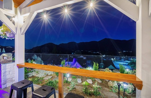 Agassiz House | Beautiful Mountain Views 3 bedroom, 2 bathroom guest suite w/hot tub & Sauna