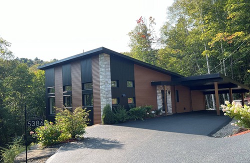 Val Morin House | Beautiful new home in the woods