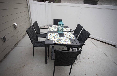 South Pandosy Cottage | Beautiful, New, Luxurious 2 bedroom/2 Bath Carriage House