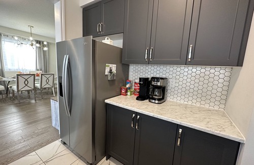 Thorold House | Beautiful newly built house, 10 mins drive away from Niagara Falls &outlet mall