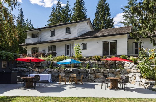 Sicamous House | Beautiful Retreat on the banks of the Eagle River