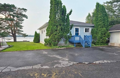 Clarence-Rockland Cottage | Beautiful riverfront cottage with dream views