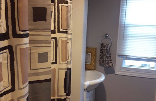 Niagara Falls House | Beautiful semi on Lundys Lane