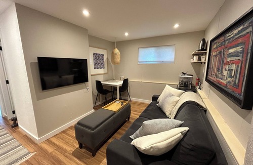 Fairfield House | Beautiful space, blocks from the ocean & Cook St