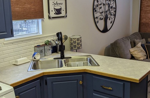 Sherkston Cottage | Beautiful, spacious 3 bedroom updated cottage sleeps 8 with A/C