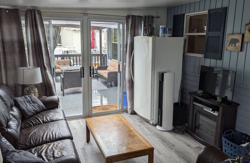 Sherkston Cottage | Beautiful, spacious 3 bedroom updated cottage sleeps 8 with A/C