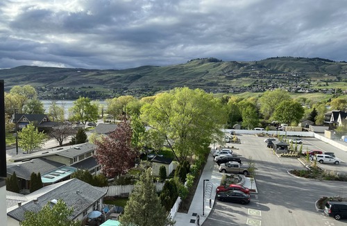 Vernon Condo | Beautiful Top Floor Condo Okanagan Lake View w/pool
