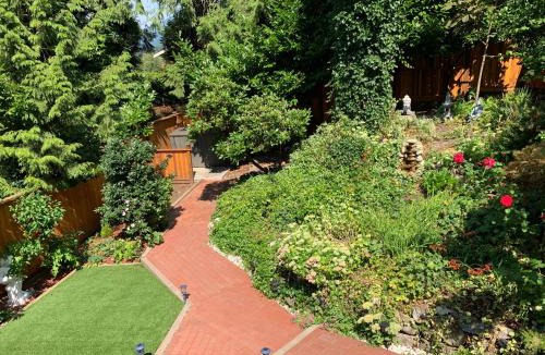 Central Lonsdale House | Beautiful Two Bedroom Suite