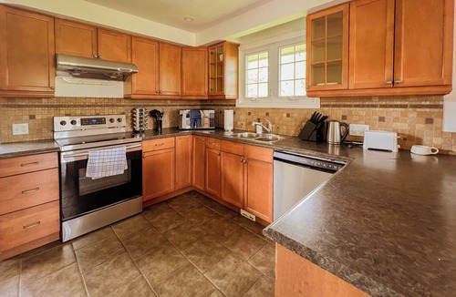 Keswick Cottage | Beautiful Waterfront Cottage with Pool & HomeTheater