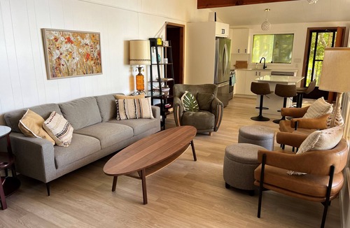 Delta Cottage | Beautifully renovated 3 bedroom lakeside cottage