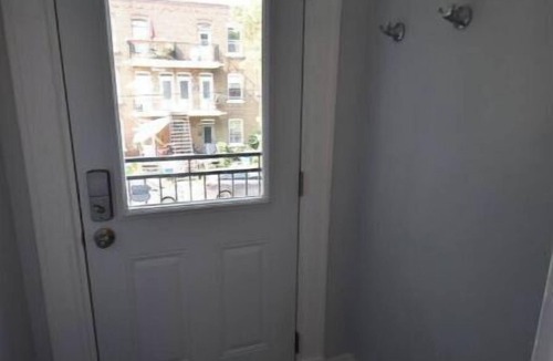 Verdun Apartment | Beauty, Metro, parking, wi-fi, 2bdrm, A/C, Smart TV - 20% off stays 32 days + !