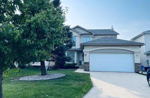 Fort Gary House | Bedrooms in Kenaston, Close to Walmart, Costco, IKEA, Outlet
