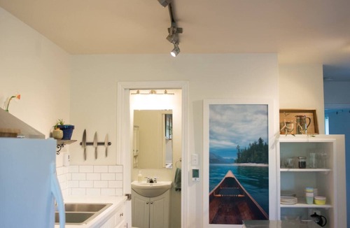 Nelson House | Bees Knees - King Suite, Sauna & Cold Plunge