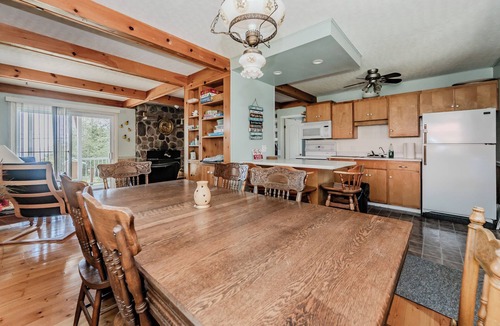 Lion's Head Cottage | Beeshore Lakehouse: Waterfront Bliss & Comfort