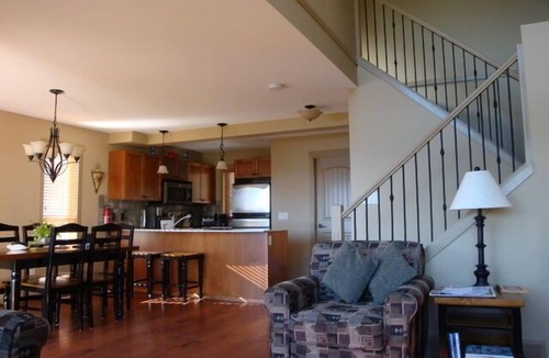 Central Okanagan Cottage | Bella Cottage @ La Casa Lakeside Resort, 180 Degree View Of Lake Okanagan.