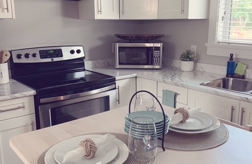 Regional District of Nanaimo Apartment | Benson View Carriage Suite with bright and beachy decor