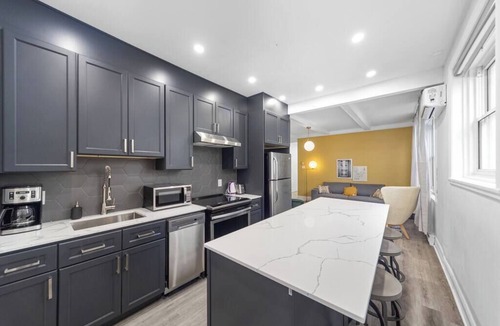 Cote-Des-Neiges—Notre-Dame-De-Grace Apartment | Big & sunny 4 bedrooms, 2 baths, sleep 12 apt