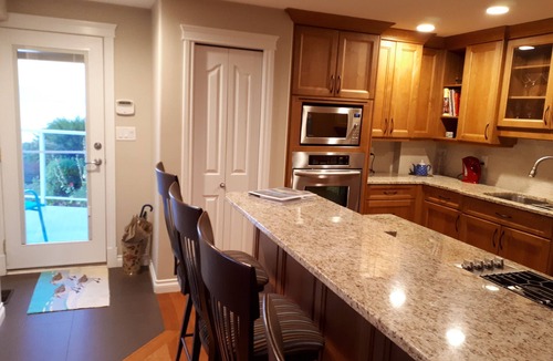 Regional District of Nanaimo Apartment | Big Vista Panoramic Cruise-ship-View Suite. Minutes from the beach!