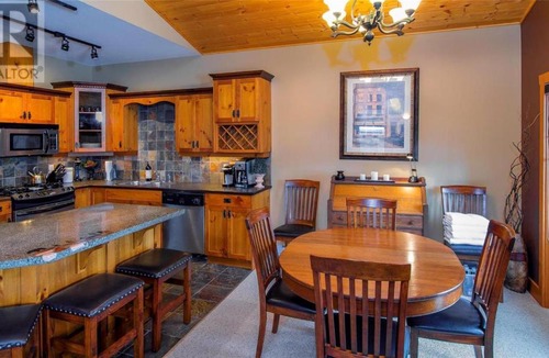 Big White Ski Resort Apartment | Big White 2 Bdrm 2 Bath, 12' vaulted ceilings, 70 inch TV, Hot Tub