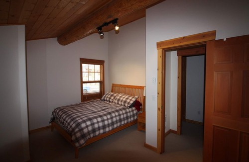 Snow Pine Estates Ski Chalet | Big White Snow Pines Chalet - Pet Friendly Sleeps up to 10, Private Hot Tub!!!